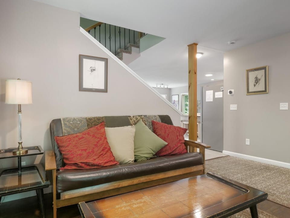 Killington Terrace Lodge - Spacious 5BR Killington Home with 2 Kitchens, Game Room & Pet Friendly House in Mendon