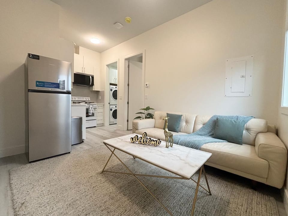 South surrey Secondary Suite with Kitchen Bed and Breakfast in Surrey