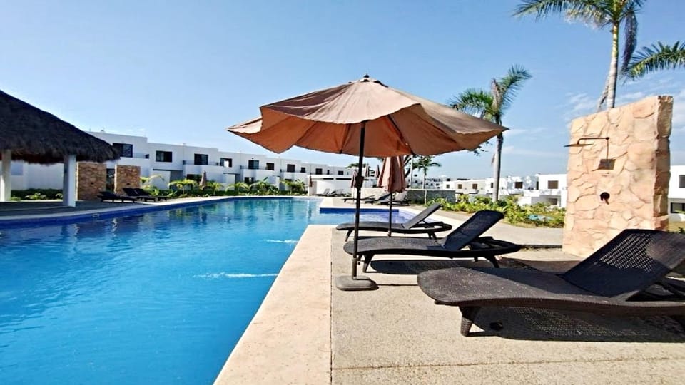 Swimming pool, sunbed