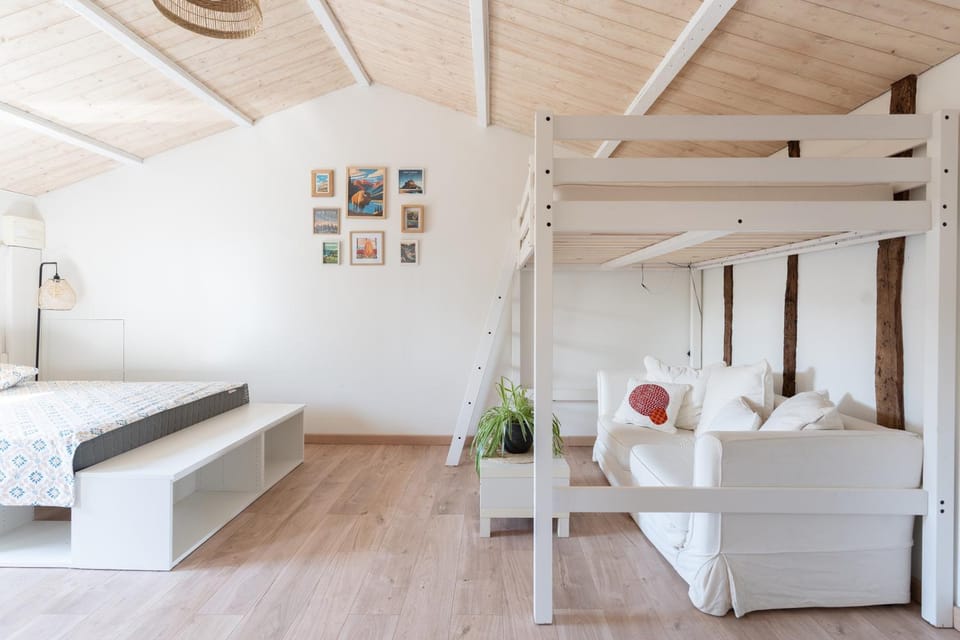 Bed, Photo of the whole room, Seating area, Bedroom
