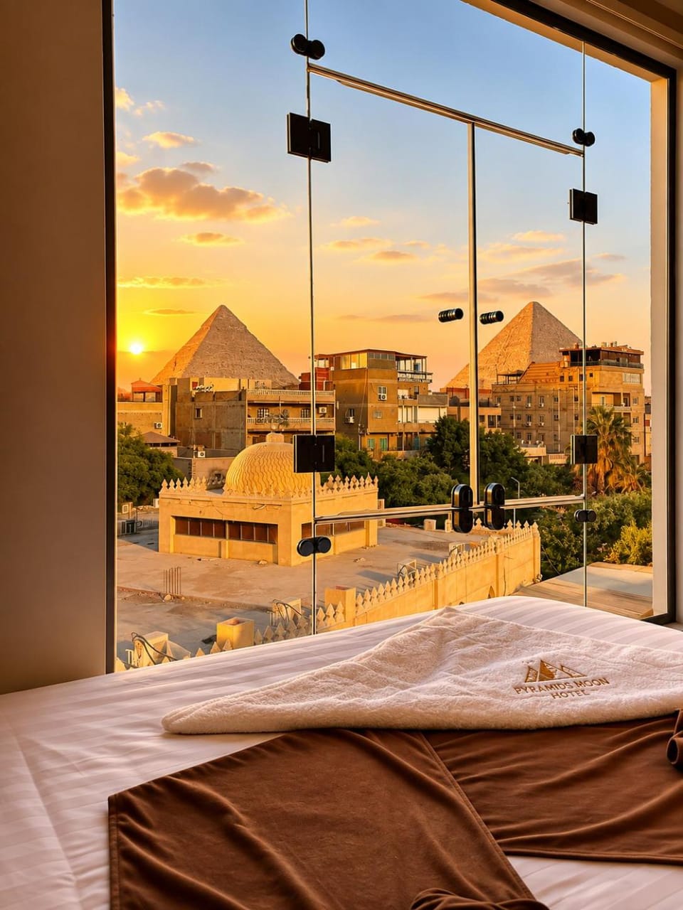 Bed, Day, Bedroom, Landmark view, Mountain view, Sunrise