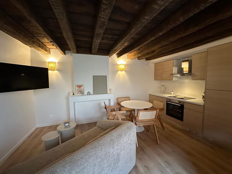 TV and multimedia, Kitchen or kitchenette, Living room, Seating area, Dining area, dishwasher, oven, stove