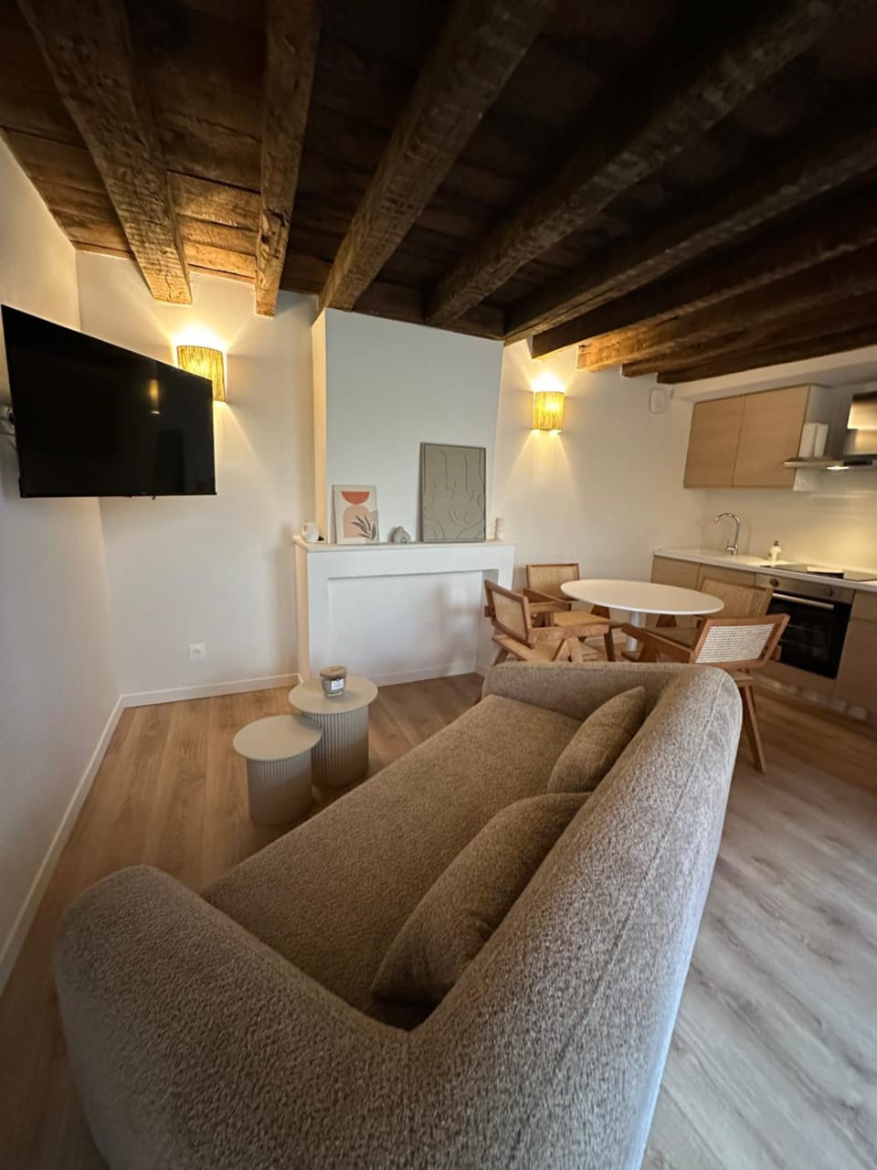 TV and multimedia, Kitchen or kitchenette, Living room, Seating area
