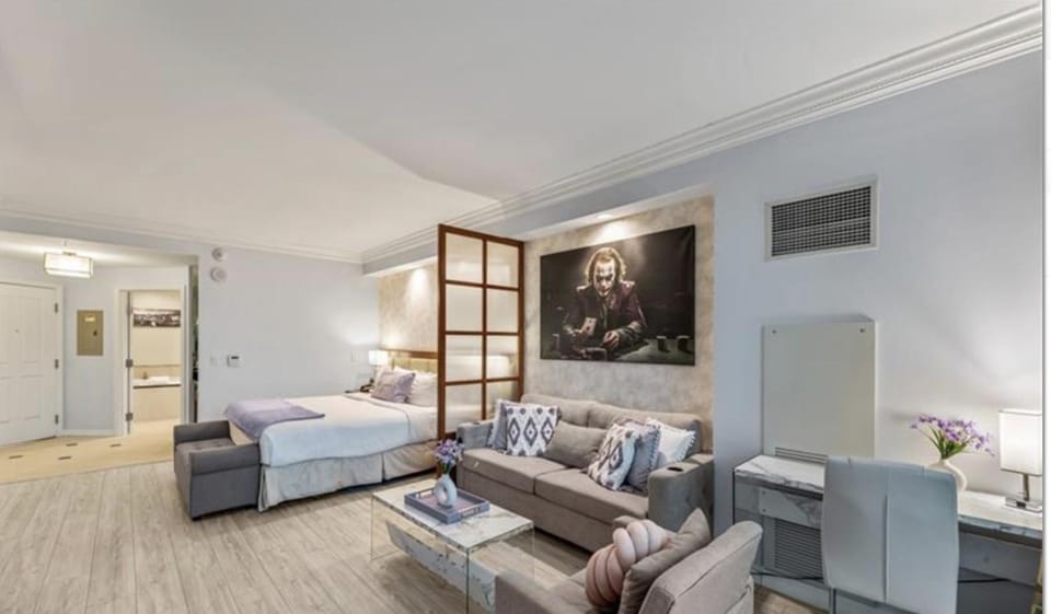 Bed, Seating area