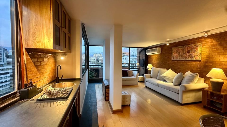 Amplio excelente ubicación y vista Depto 1 Dormitorio y Sofá cama Cercano a COSTANERA CENTER con AC y WIFI entre Metro el Golf y Tobalaba con estacionamiento incluido en Las Condes Apartment in Providencia