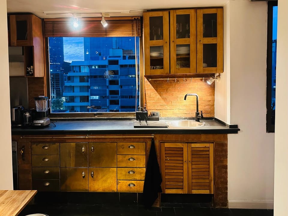 Amplio excelente ubicación y vista Depto 1 Dormitorio y Sofá cama Cercano a COSTANERA CENTER con AC y WIFI entre Metro el Golf y Tobalaba con estacionamiento incluido en Las Condes Apartment in Providencia