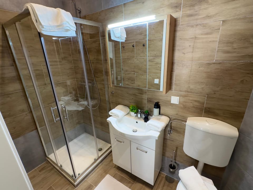 Shower, Toilet, Bathroom, towels