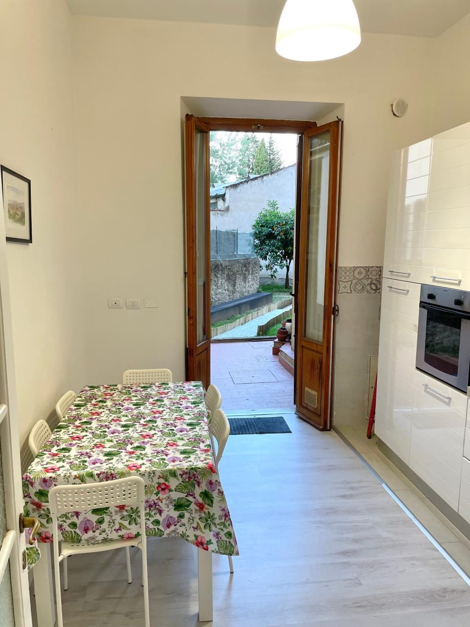 Kitchen or kitchenette, Garden view