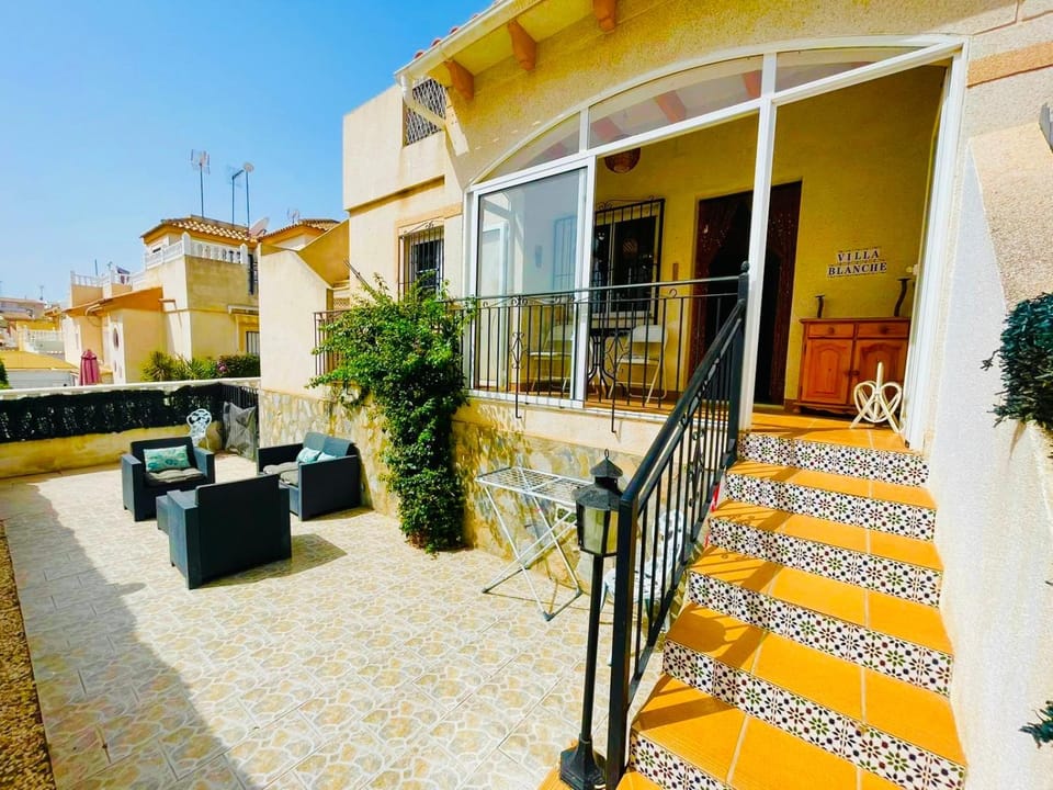 Casa Blanca- Charming Spanish Villa with Pool House in Vega Baja del Segura