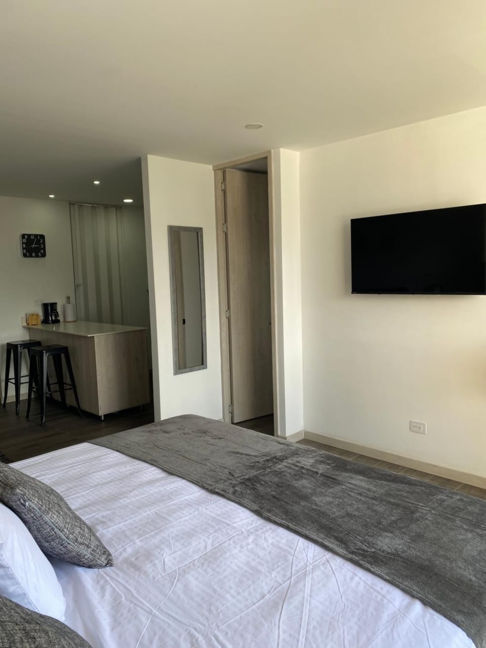 Bed, TV and multimedia, Photo of the whole room