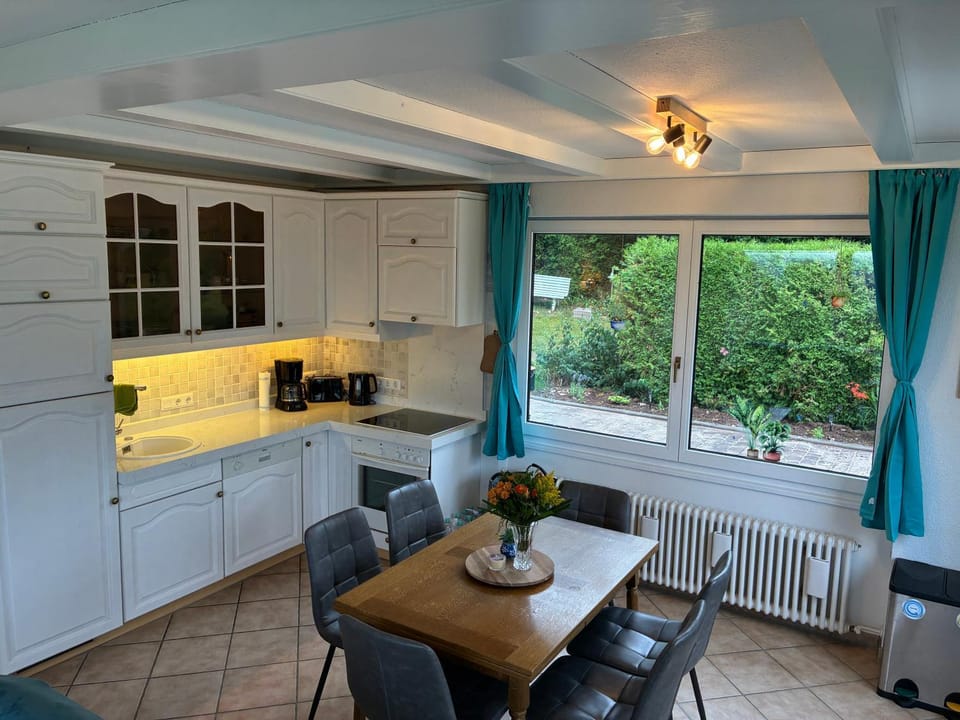 Kitchen or kitchenette, Seating area, Dining area, pet friendly, stove