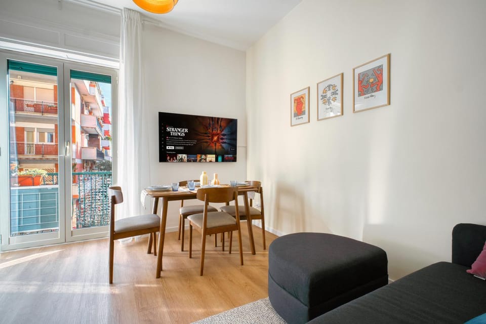 Communal lounge/ TV room, TV and multimedia, Living room, Seating area, Dining area, Evening entertainment
