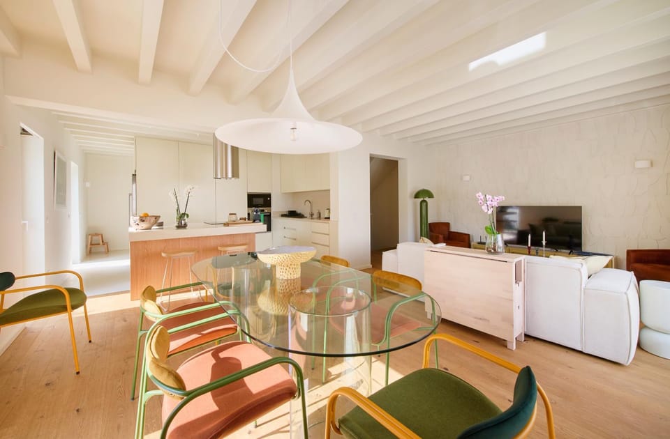Kitchen or kitchenette, Living room, Seating area, Dining area
