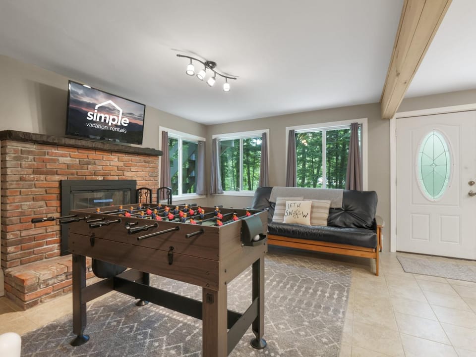Cozy 2BR Mountain Retreat Near Killington Resort - Pet Friendly, Fireplace, Foosball House in Mendon