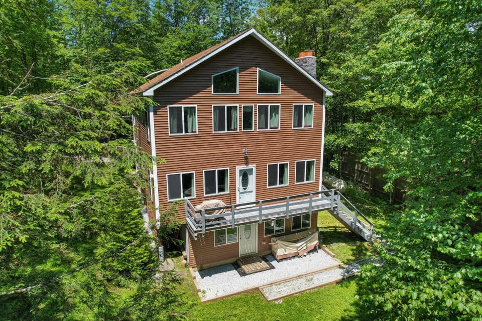 Cozy 2BR Mountain Retreat Near Killington Resort - Pet Friendly, Fireplace, Foosball House in Mendon