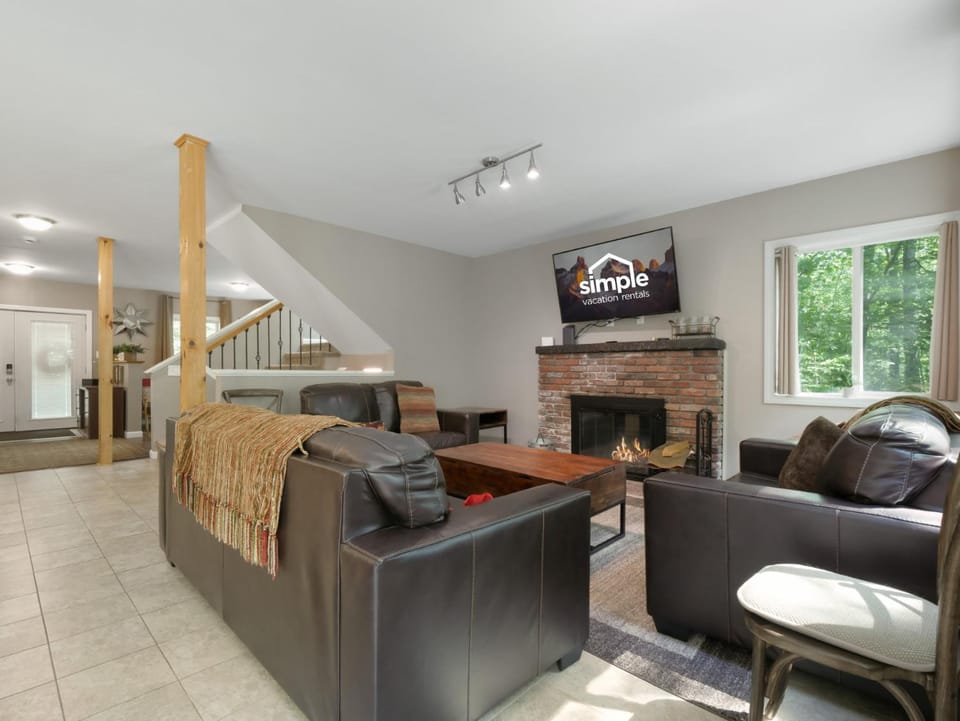 Cozy 3BR Retreat Near Killington Resort - Fireplace, Pet Friendly House in Mendon