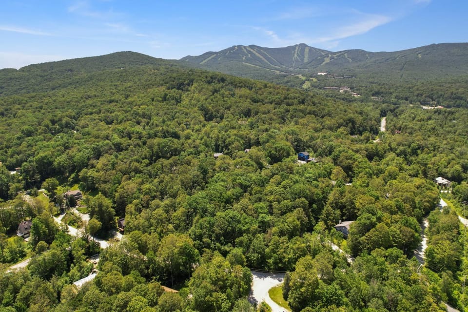 Cozy 3BR Retreat Near Killington Resort - Fireplace, Pet Friendly House in Mendon