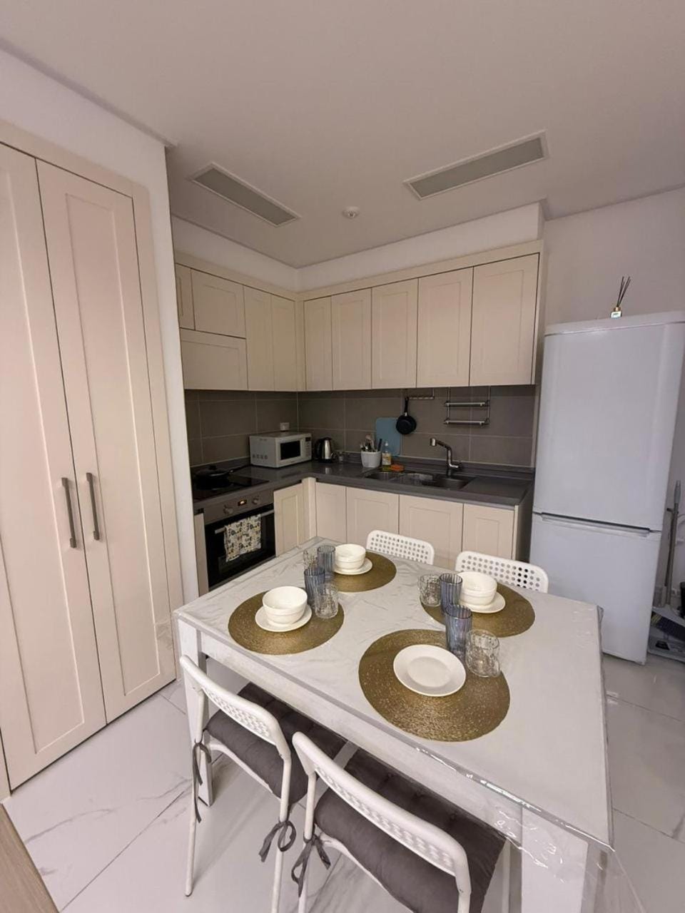 Coffee/tea facilities, Kitchen or kitchenette, Dining area, minibar, oven, stove