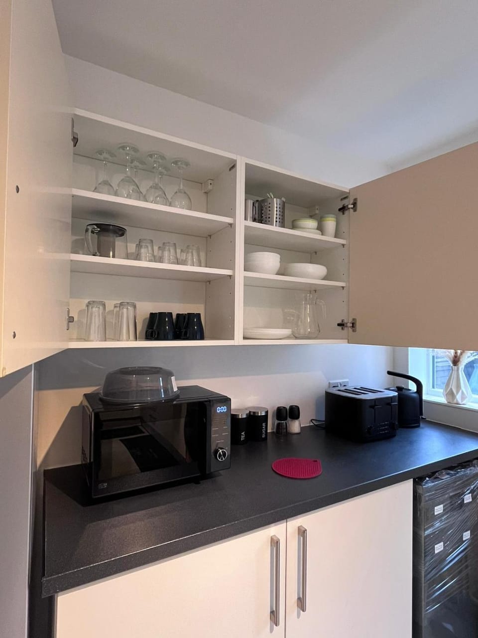 Coffee/tea facilities, Kitchen or kitchenette, dishwasher, stove, toaster