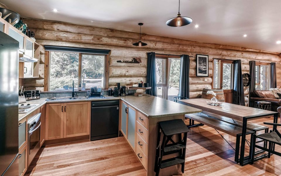Kitchen or kitchenette, Dining area