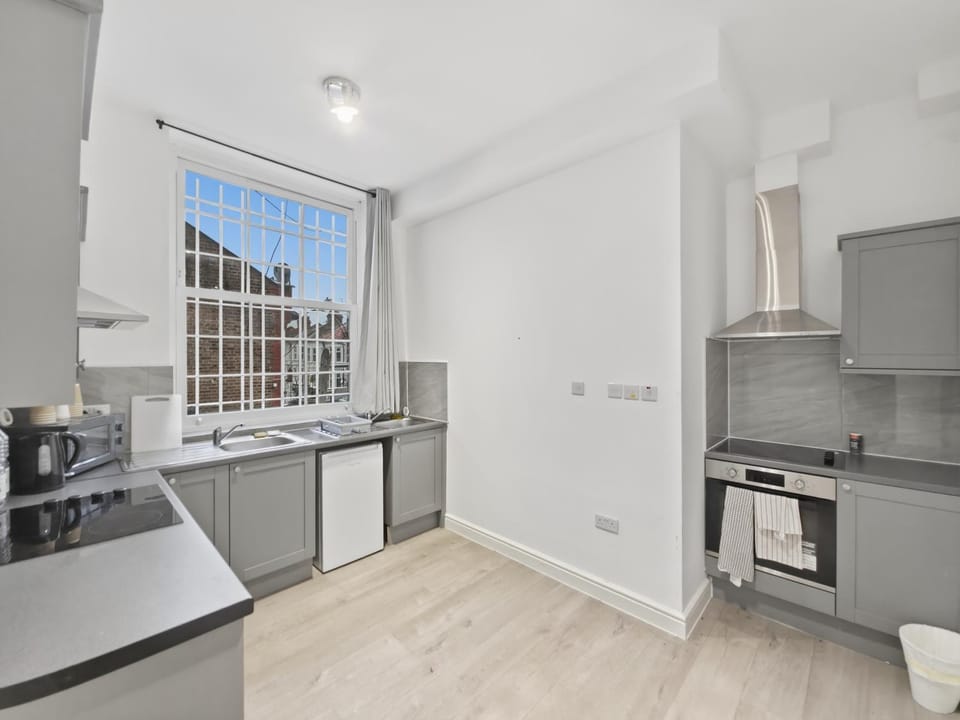 Trio Den in Zone 2 - Willesden Green Bed and Breakfast in London