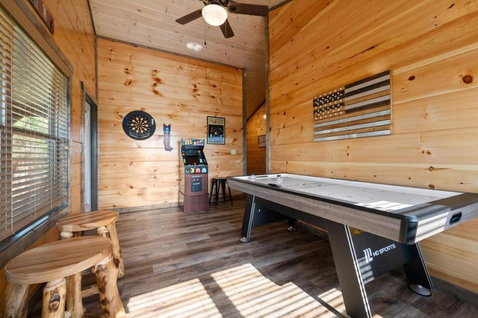Spring Cabin Deals! Hot tub, Games,Views & Dogs Cabin in Sevierville