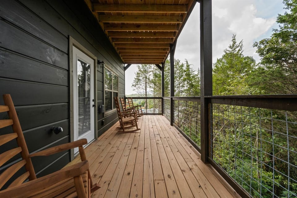 Spring Cabin Deals! Hot tub, Games,Views & Dogs Cabin in Sevierville