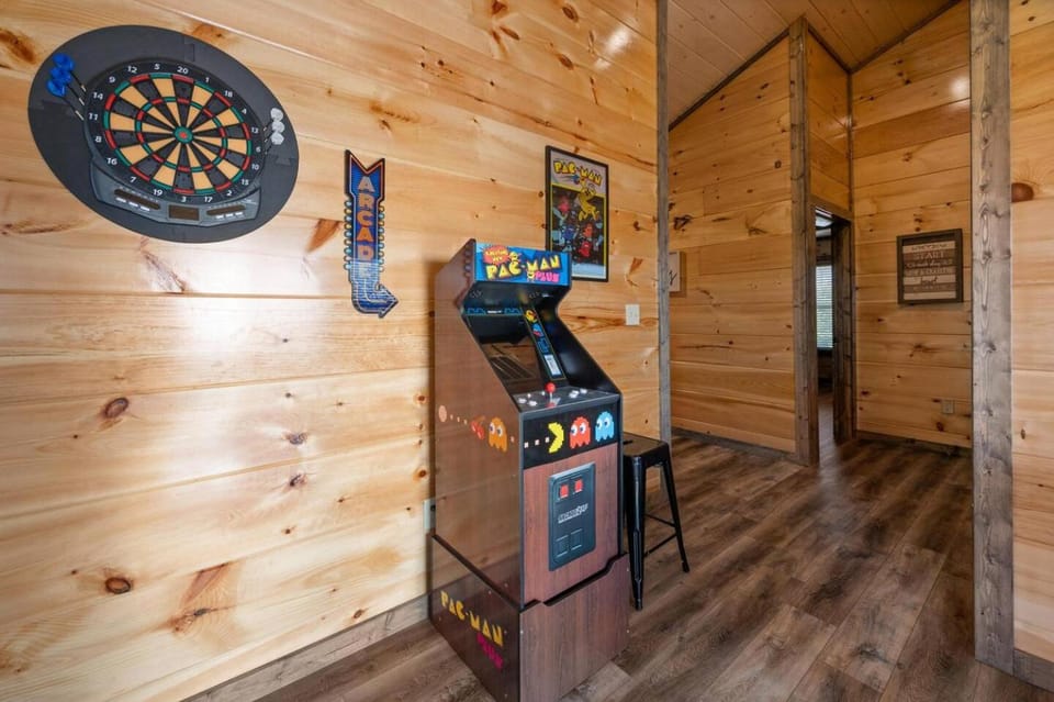 Spring Cabin Deals! Hot tub, Games,Views & Dogs Cabin in Sevierville