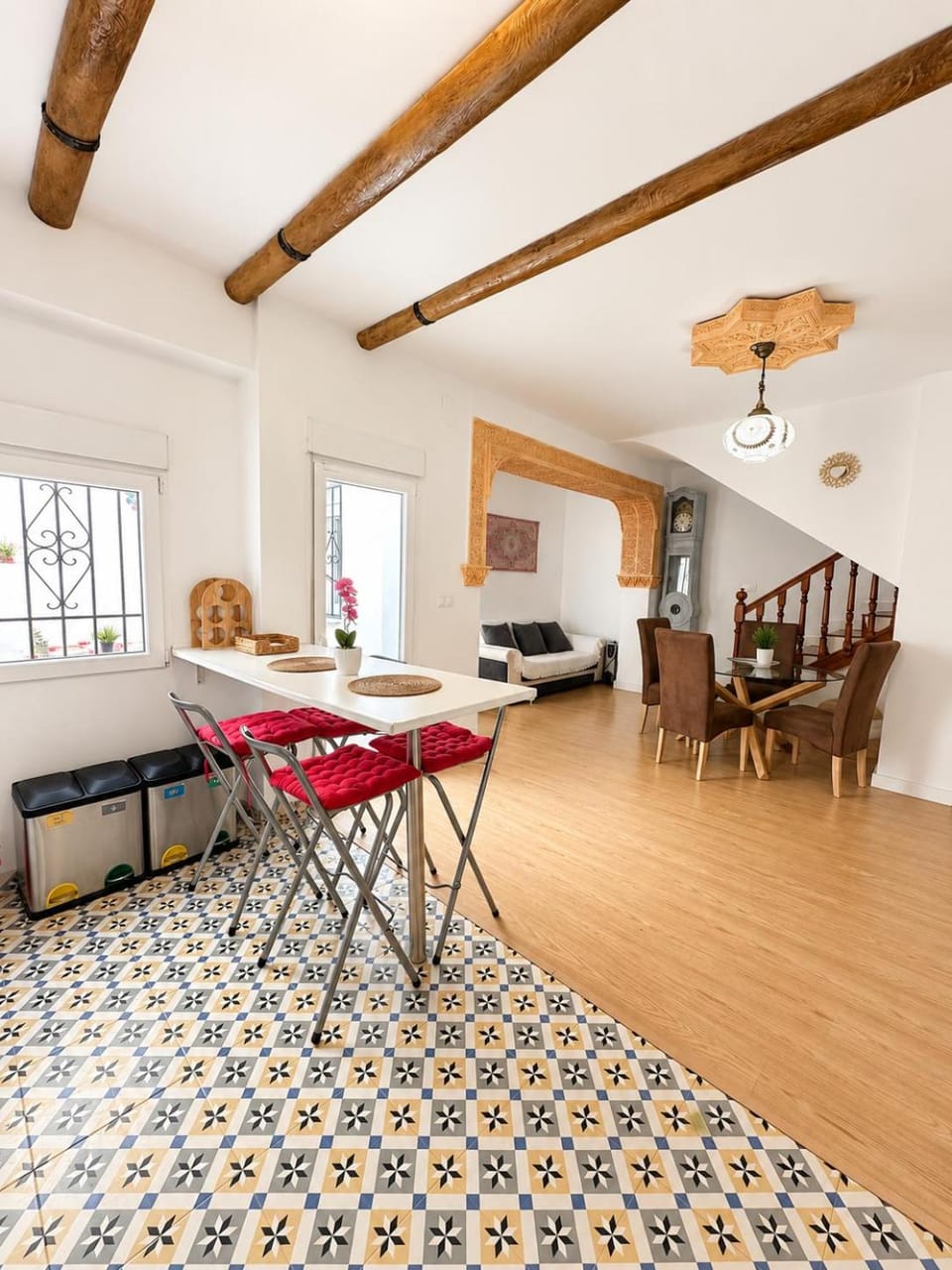 Kitchen or kitchenette, Living room, Seating area, Dining area