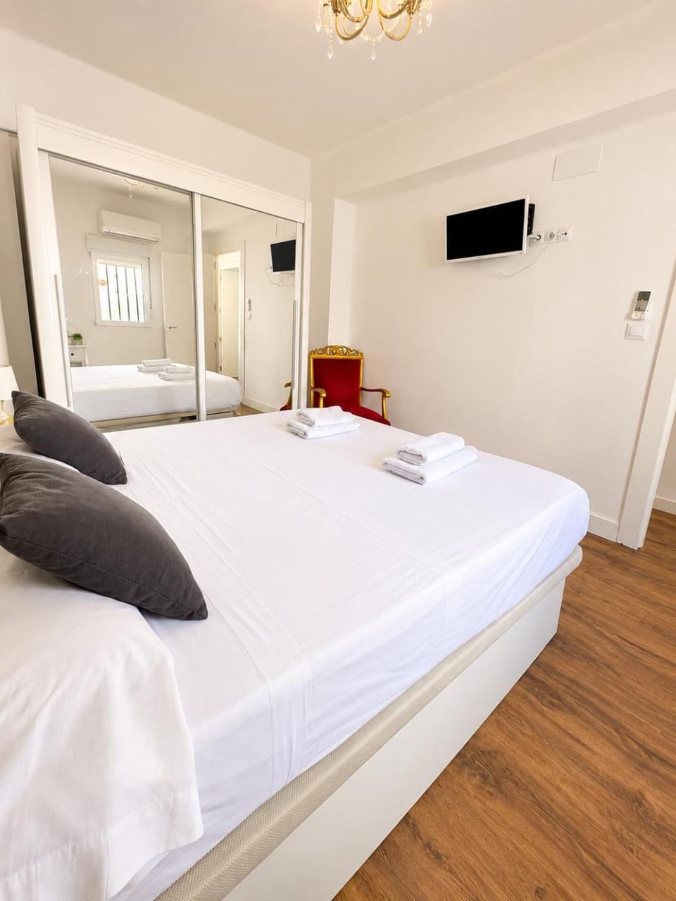Communal lounge/ TV room, Bed, TV and multimedia, Photo of the whole room, Evening entertainment, Bedroom, towels