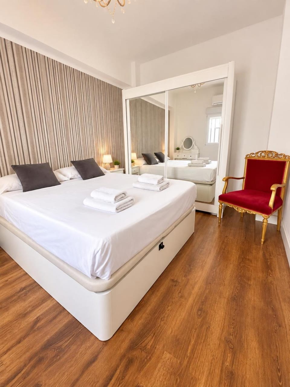 Bed, Photo of the whole room, Bedroom