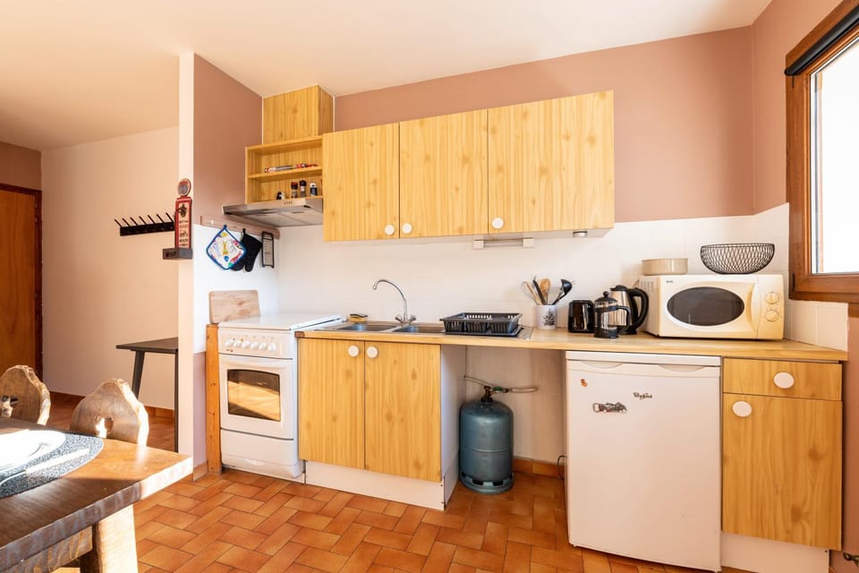 Coffee/tea facilities, oven, stove, toaster