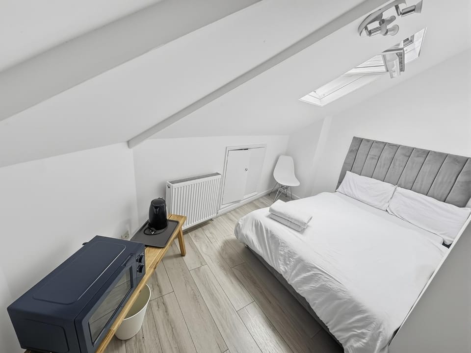 Photo of the whole room, microwave