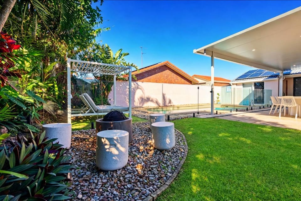Designer Beach House with Pool, Firepit and Kayaks House in Sunshine Coast