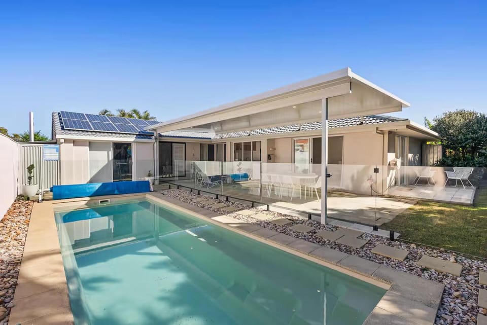Designer Beach House with Pool, Firepit and Kayaks House in Sunshine Coast