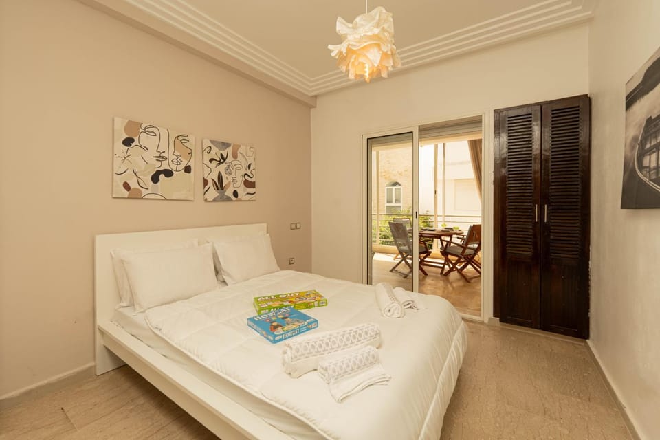 Photo of the whole room, Bedroom, towels