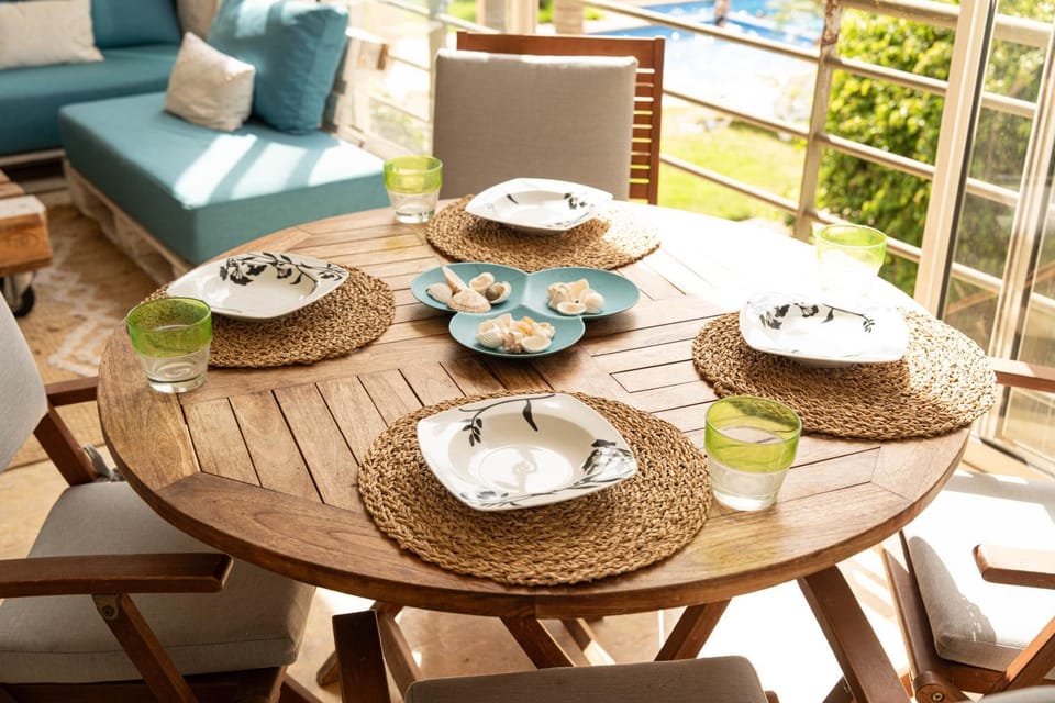 Coffee/tea facilities, Food and drinks, Seating area, Dining area, Food