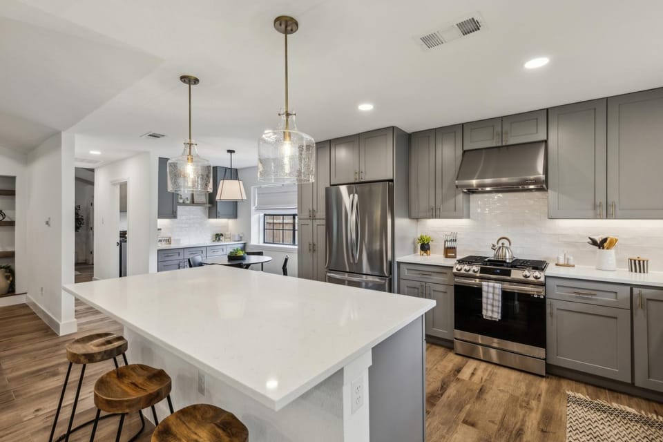 Coffee/tea facilities, Kitchen or kitchenette, dishwasher, microwave, oven, stove, toaster