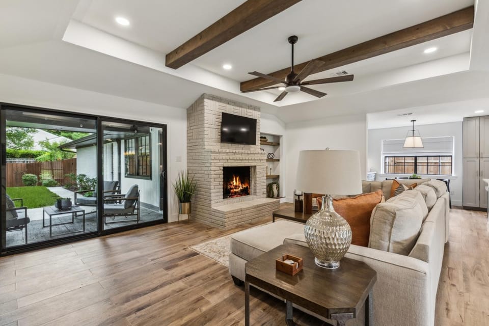 TV and multimedia, Living room, Seating area, fireplace