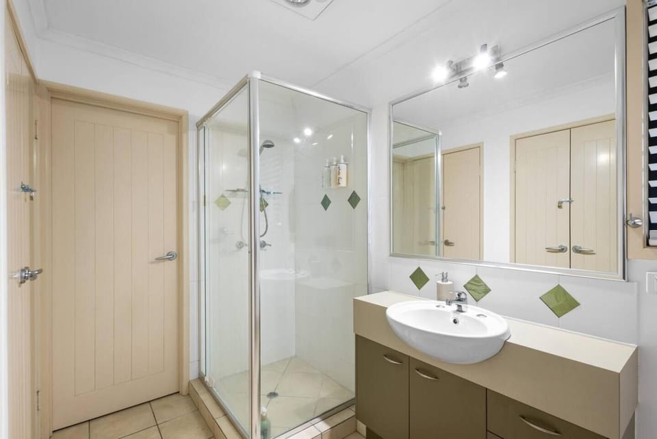 Shower, Bathroom, towels