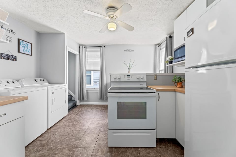 Kitchen or kitchenette, oven, washing machine, dryer