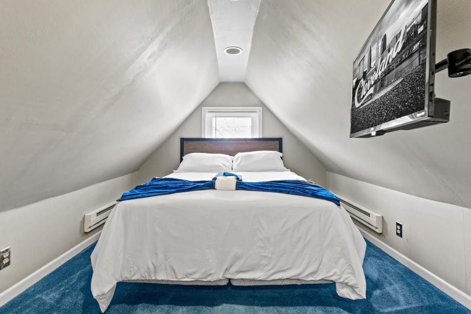 Bed, TV and multimedia, Photo of the whole room, Bedroom