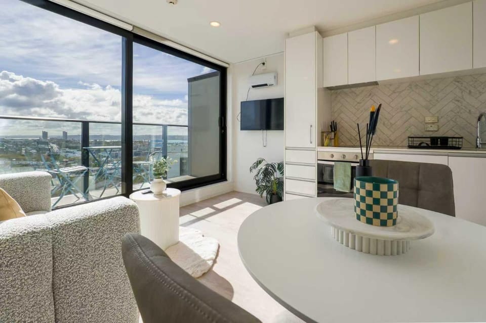 Sunny & Cosy CBD Top-Floor Getaway Apartment in Auckland