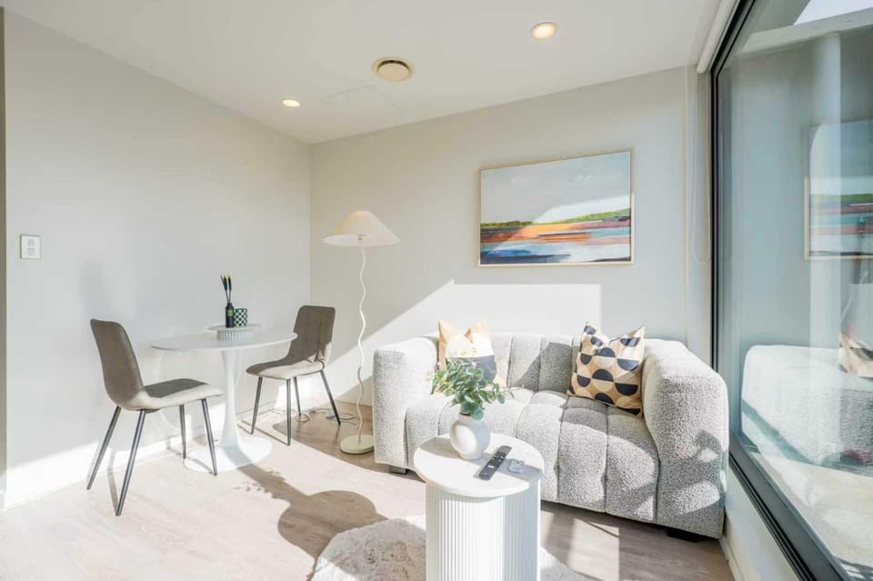 Sunny & Cosy CBD Top-Floor Getaway Apartment in Auckland