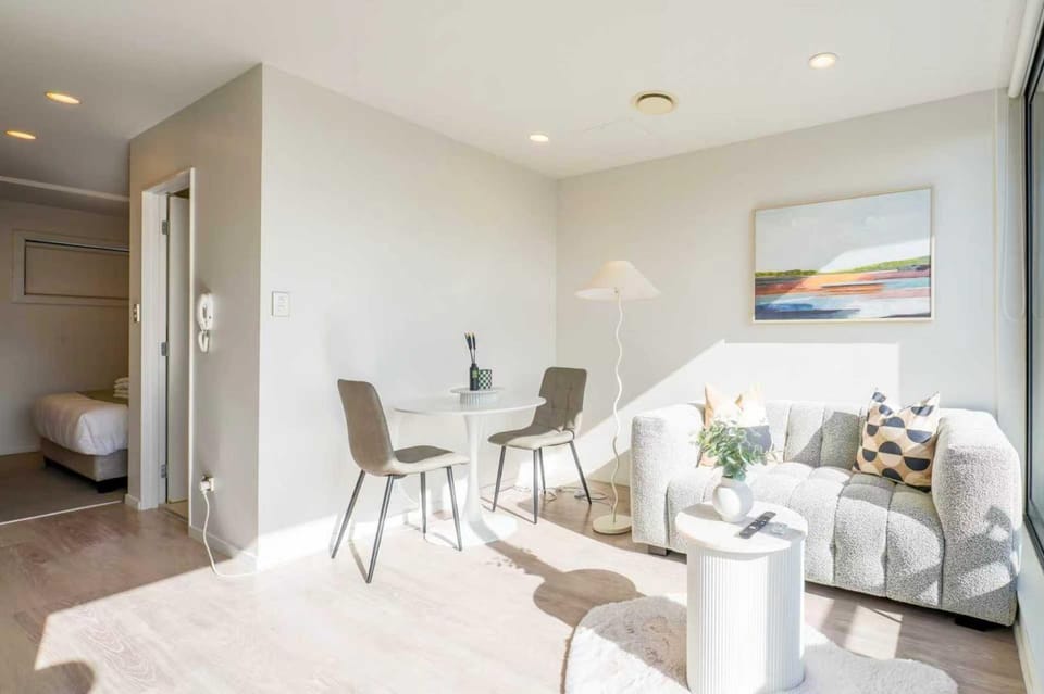 Sunny & Cosy CBD Top-Floor Getaway Apartment in Auckland