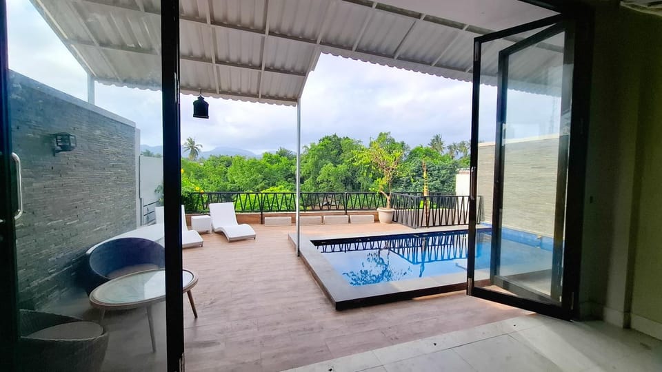 Patio, View (from property/room), Swimming pool, Swimming pool, sunbed