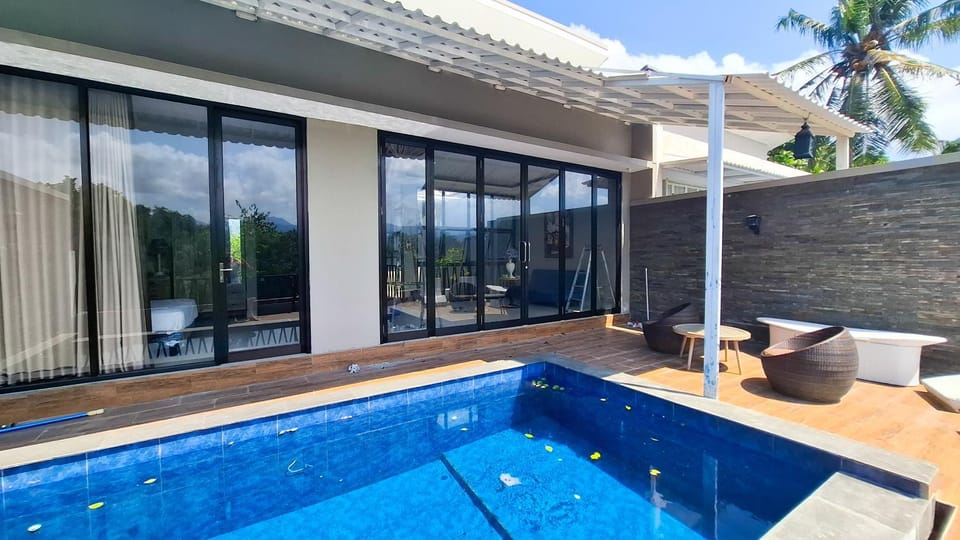 Property building, Patio, Swimming pool, Swimming pool, sunbed