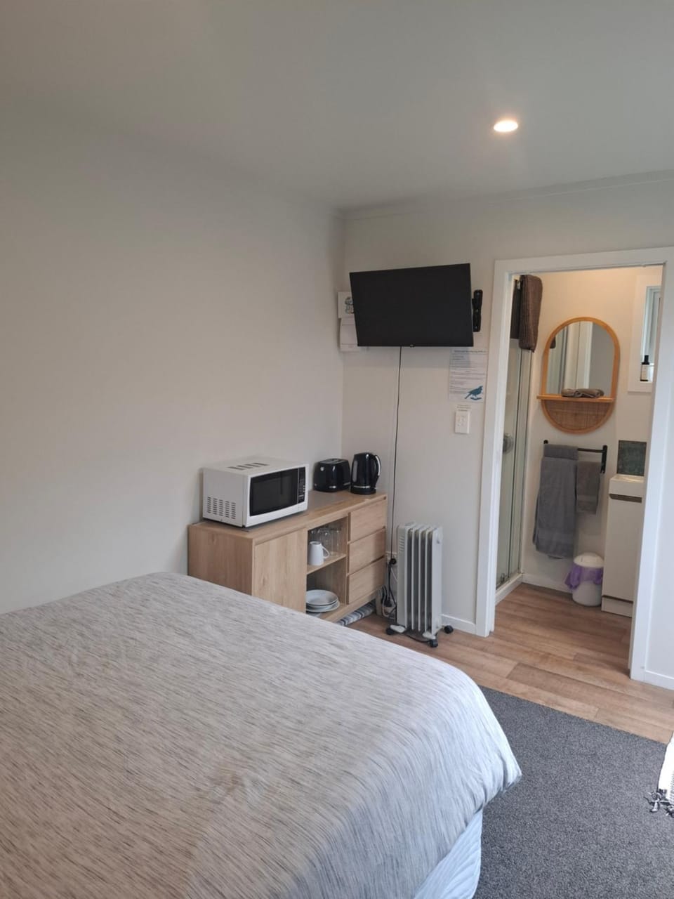 TV and multimedia, Kitchen or kitchenette, Photo of the whole room, Bedroom