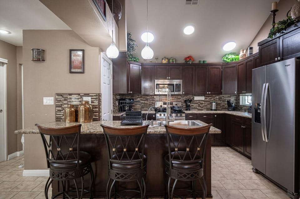 Tuscan Oasis: Elegance with Comfort. King Bed. House in North Las Vegas