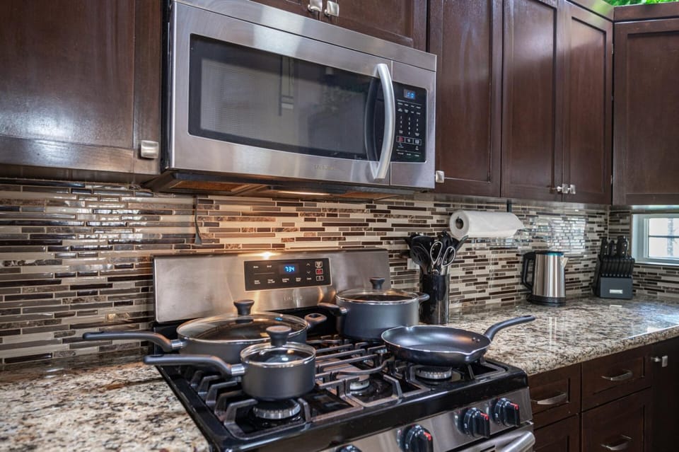 Tuscan Oasis: Elegance with Comfort. King Bed. House in North Las Vegas